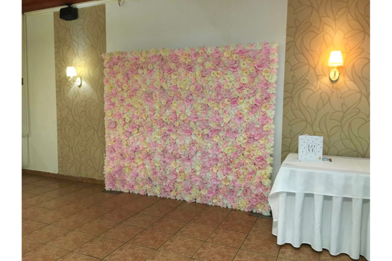 Fotopozadie rozmeru 240x220 cm s 3D kvetinovými hlavami ruží ružovej, žltej a bielej farby