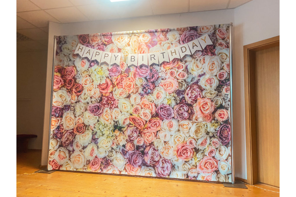 Vynilové kvetinové fotopozadie rozmeru 290x230 cm s hlavami kvetov ruží fialovej, ružovej, žltej, lososovej a bielej farby