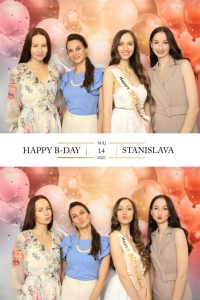 Štyri mladé ženy oslavujú narodeniny jednej z nich. Koláž dvoch fotiek pred balónovým fotopozadím.