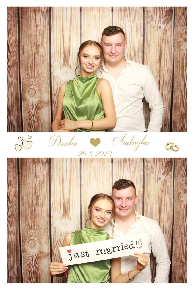 Koláž dvoch fotiek mladého páru pred fotopozadím s imitáciou drevených dosiek s bannerom s menami a dátumom svadby v strede.
