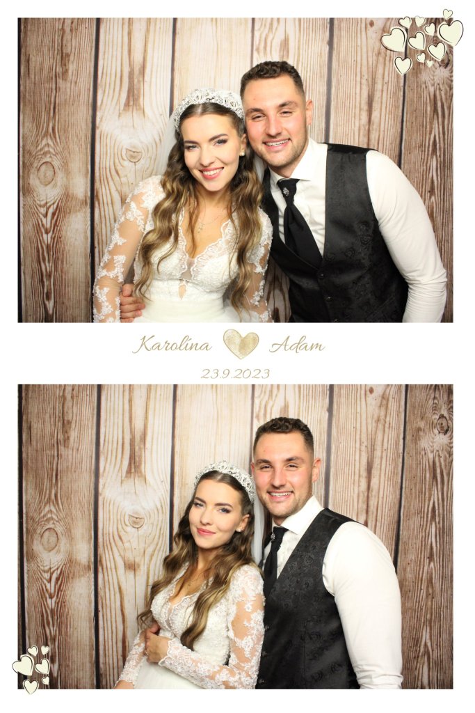Nevesta a žením na dvoch fotkách pred fotopozadím drevených dosiek oddelených menami mladomanželov a dátumom svadby.