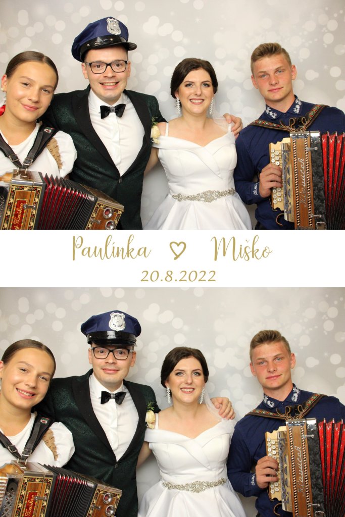 Mladomanželia spolu s mladými harmonikármi pred strieborným fotopozadím. Koláž dvoch fotiek.